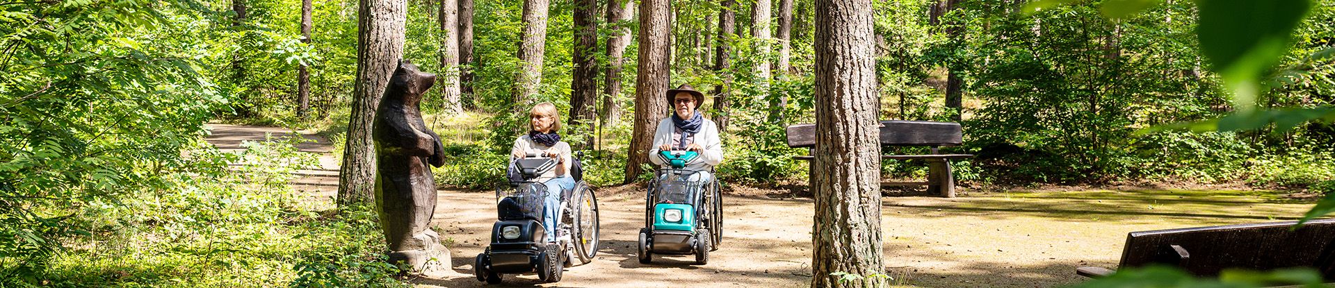 Zwei Urlaubsgäste im Rollstuhl auf dem Rollstuhl-Wanderweg