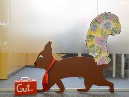 Hans-Hermann-Kunstaktion: das Eichhörnchen als Bankkaufmann