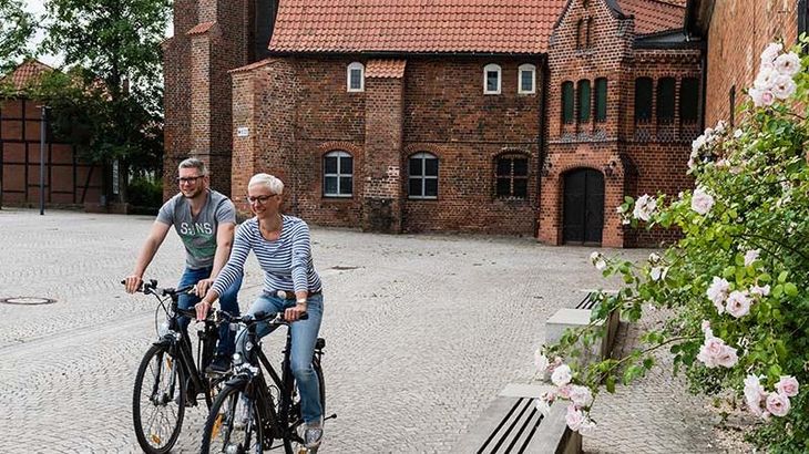 Radfahrer am Kloster Ebstorf
