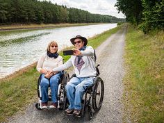 Rollstuhlfahrer machen ein Selfie am Elbe-Seitenkanal in Bad Bevensen