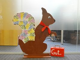 Hans-Hermann-Kunstaktion: das Eichhörnchen als clevere Bankkauffrau