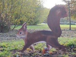 Hans-Hermann-Kunstaktion: das Eichhörnchen als natürlich bemalte Holzfigur