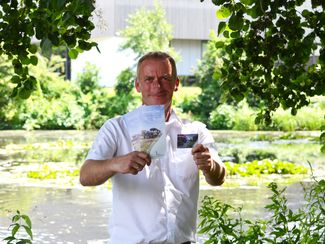 Gerhard Kreutz Geschäftsführer der Bad Bevensen Marketing GmbH mit der neuen Bevensen Card