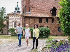 Urlauber vor dem Kloster Medingen