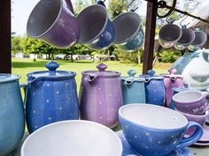 Bunte Keramik auf dem Töpfermarkt im Kurpark