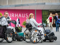Rollstuhlfahrer vor dem Kurhaus Bad Bevensen (c) Heidehotel Bad Bevensen / Lars Wendlandt 