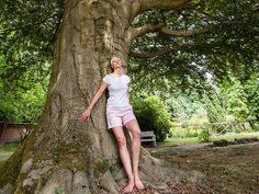 Urlauber an einem Baum in den Klostergärten Medingen