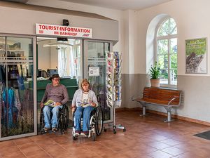 Rollstuhlfahrer kommen aus der Tourist-Information im Bahnhof Bad Bevensen