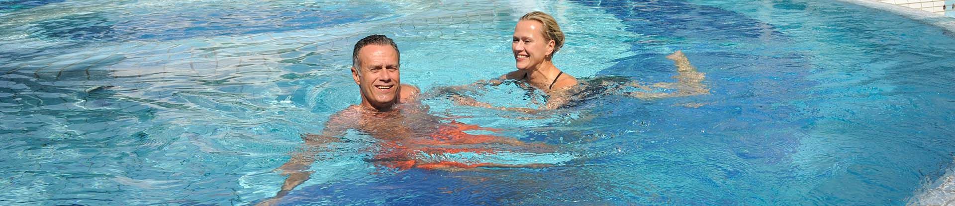 Paar beim Schwimmen in der Jod-Sole-Therme