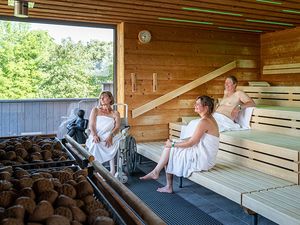 Saunagäste mit Rollstuhl im Sole-Entspannungsraum der Jod-Sole-Therme Bad Bevensen