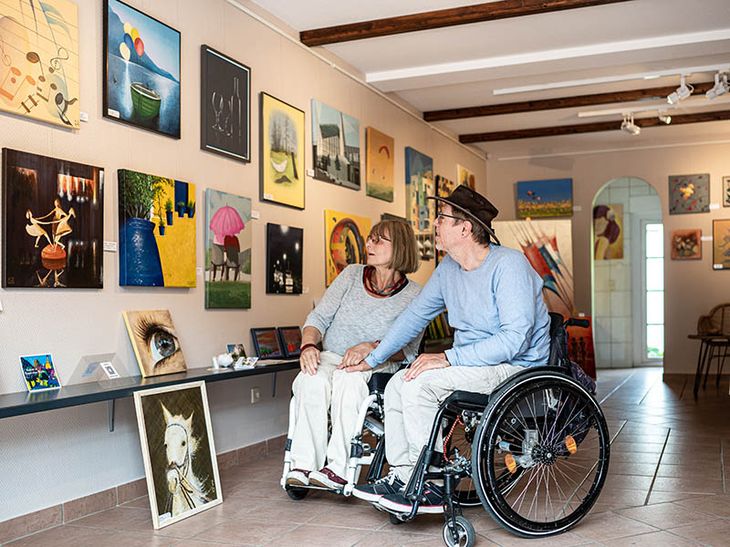 Rollstuhlfahrer in einer Kunstgalerie in Bad Bevensen