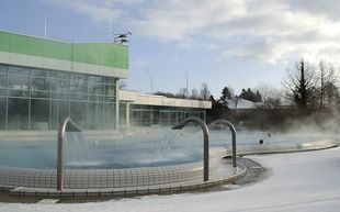 Die Jod-Sole-Therme lädt auch im Winter zum Schwimmen unter freiem Himmel ein.