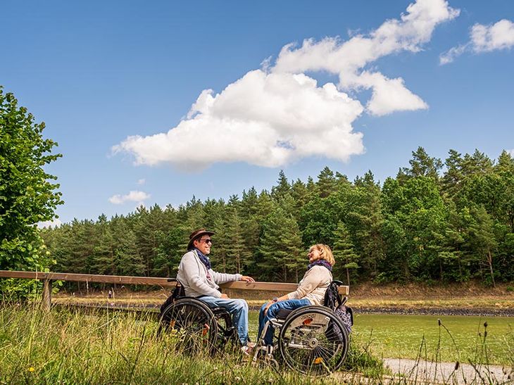 Urlauber im Rollstuhl am Elbe-Seitenkanal auf dem Rollstuhlwanderweg Bad Bevensen